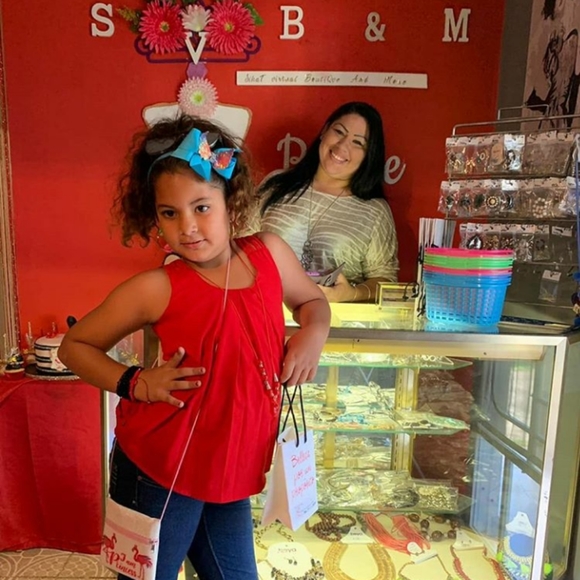 Meet your Posher, Tahis - Picture 3 of 3